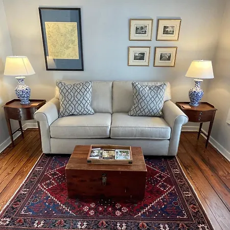 Historic Downtown King Bed Cottage- Parking And Patio